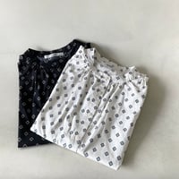 ネックギャザープリントシャツ
