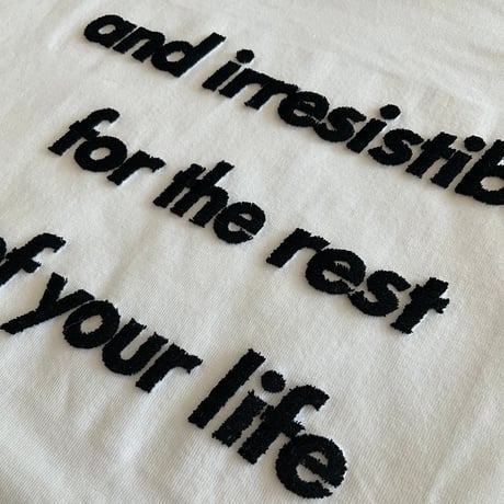 ブラシ刺繍ロゴTシャツ