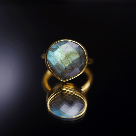 最新作『ラブラドライト』の世界でひとつの天然石リング 最新作『ラブラドライト』の世界でひとつの天然石リング