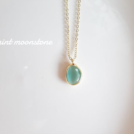 New Brass Collection『ミントムーンストーン』の世界でひとつの天然石ネックレス