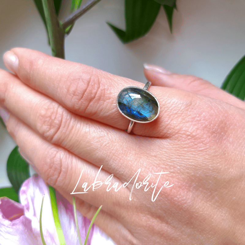 最新作『ラブラドライト』の世界でひとつの天然石リング