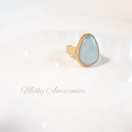 New Brass Collection『ミルキーアマゾナイト』の世界でひとつの天然石リング
