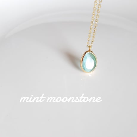 New Brass Collection『ミントムーンストーン』の世界でひとつの天然石ネックレス