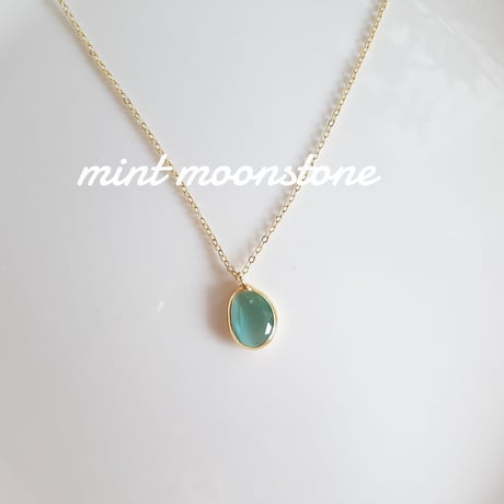 New Brass Collection『ミントムーンストーン』の世界でひとつの天然石ネックレス