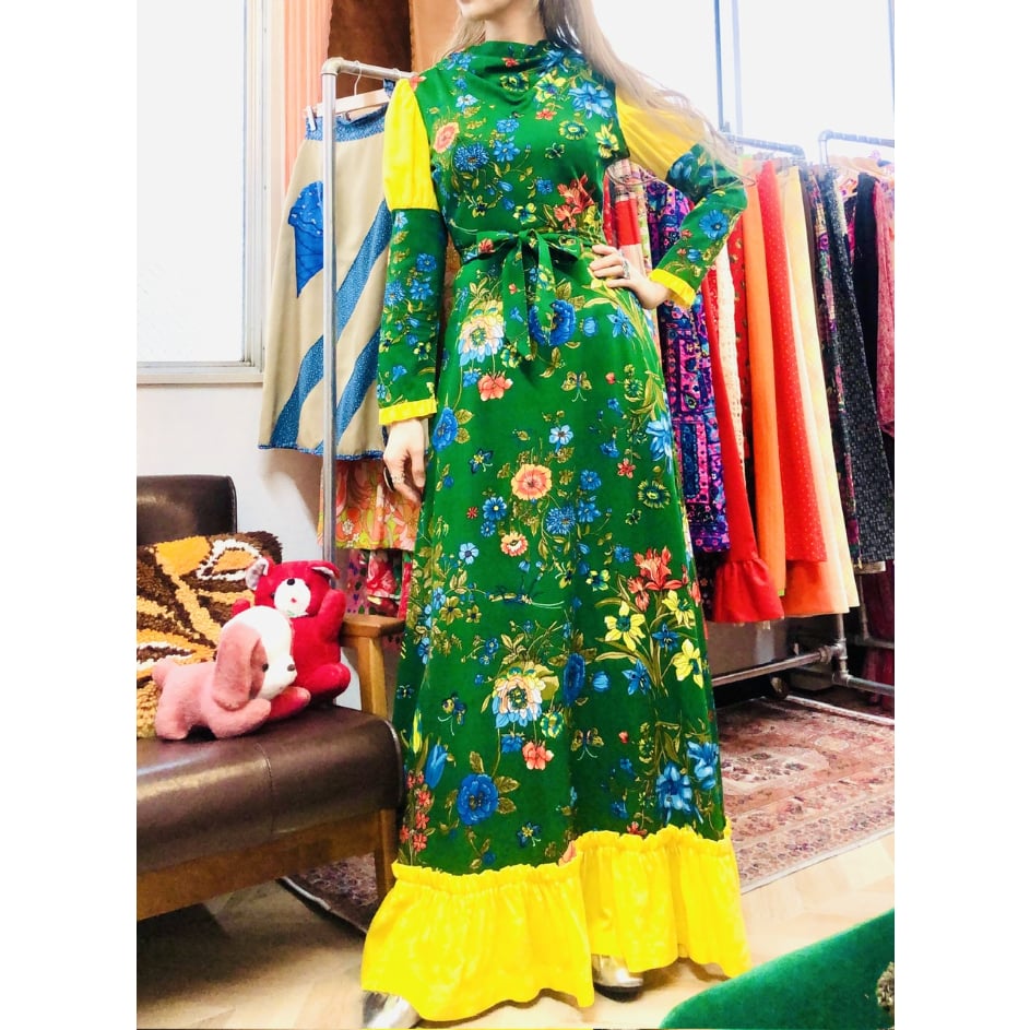 70s Bugs and Flower maxi dress【01036】 | Vintage