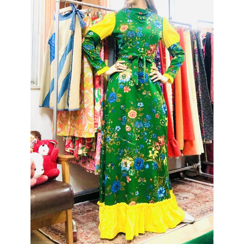 70s Bugs and Flower maxi dress【01036】 | Vintage