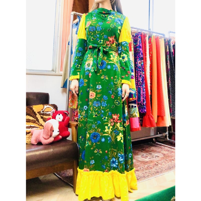 70s Bugs and Flower maxi dress【01036】 | Vintage