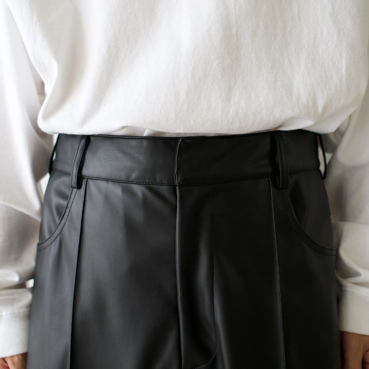 precme synthetic leather semi flare パンツ