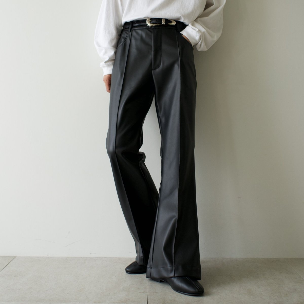 synthetic leather semi flare pants【black】