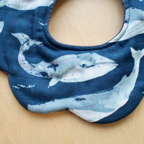 flower bib　くじら