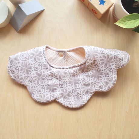 flower bib ベージュ