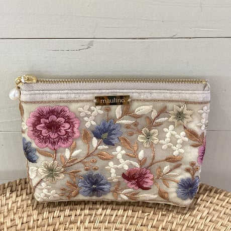 刺繍リボンのティッシュポーチ