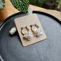 フラワー × フープのピアス