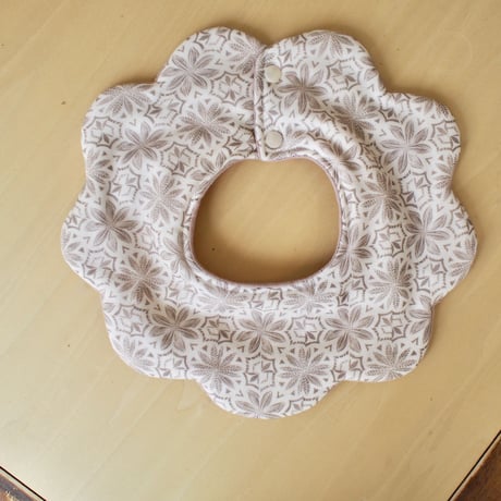 flower bib ベージュ