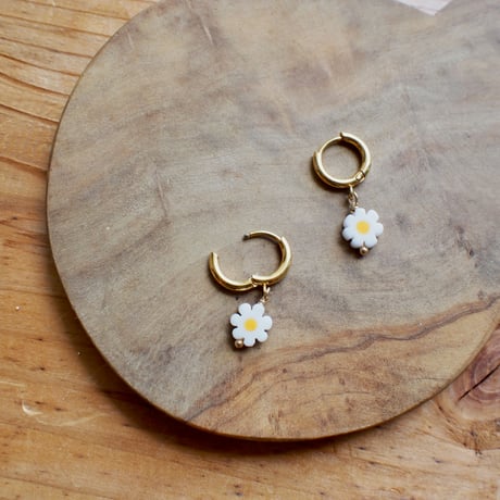 デイジーフラワーピアス