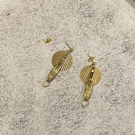 リバーストーンと真鍮ピアス