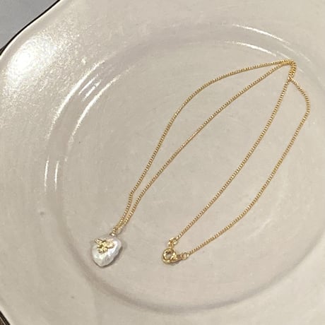 淡水パール(蜂チャーム付)　ゴールドネックレス