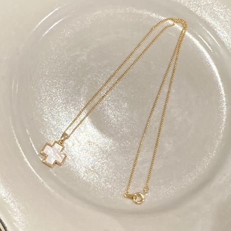 シェルクロス　ゴールドネックレス