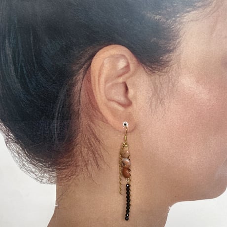 ブラックスピネルとインプレッションストーンのピアス