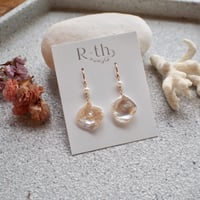 大きな花びらパールのピアス（小粒ホワイト）14kgf