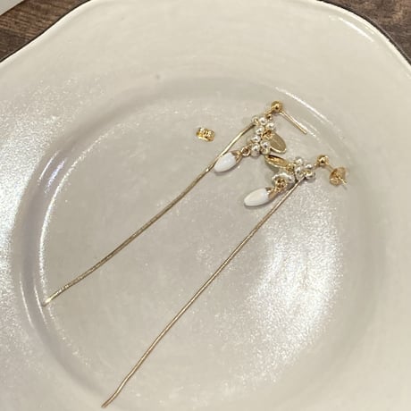 淡水シェルとチェコビーズのロングピアス