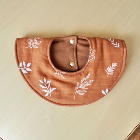 marui bib ブラウン