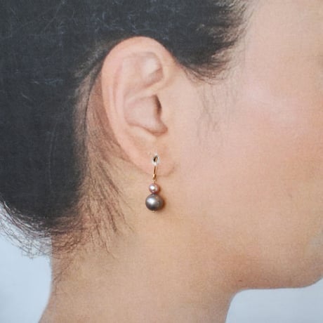 大人グレーのダブルピアス（ピンク） 14kgf 淡水パール