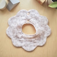flower bib ベージュ