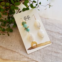 マザーオブパールとアマゾナイトピアス