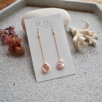 【花びら/桜色】淡水パール一粒チェーンピアス14kgf