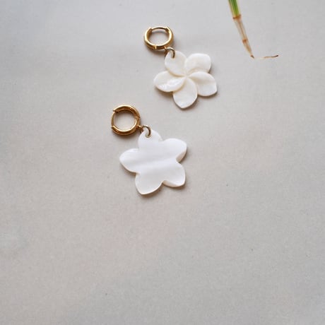 プルメリアシェルピアス