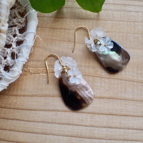 カウシェルフラワーピアス