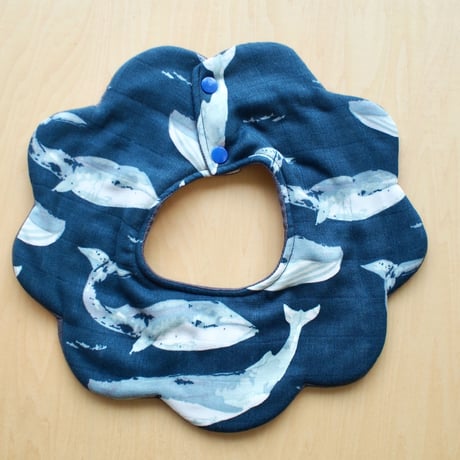 flower bib　くじら