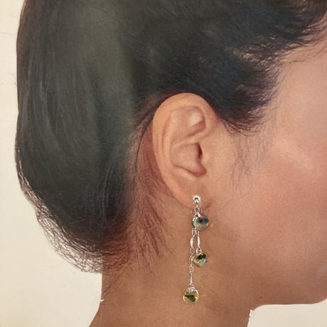 波色　ピアス