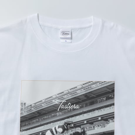 タスティエーラ引退記念 グラフィカルTシャツCパターン（白/White）