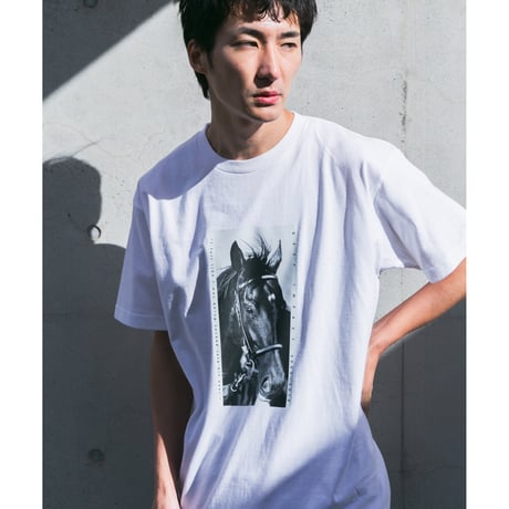 ディープインパクト グラフィカルTシャツBパターン（白/White）