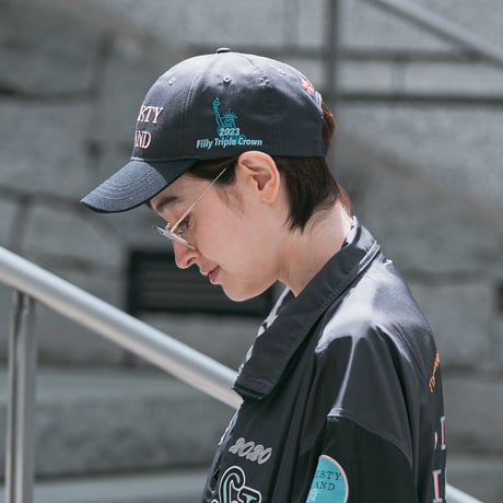 リバティアイランド メモリアルグッズ グラフィカルCAP（チャコールグレー/Charcoal gray）