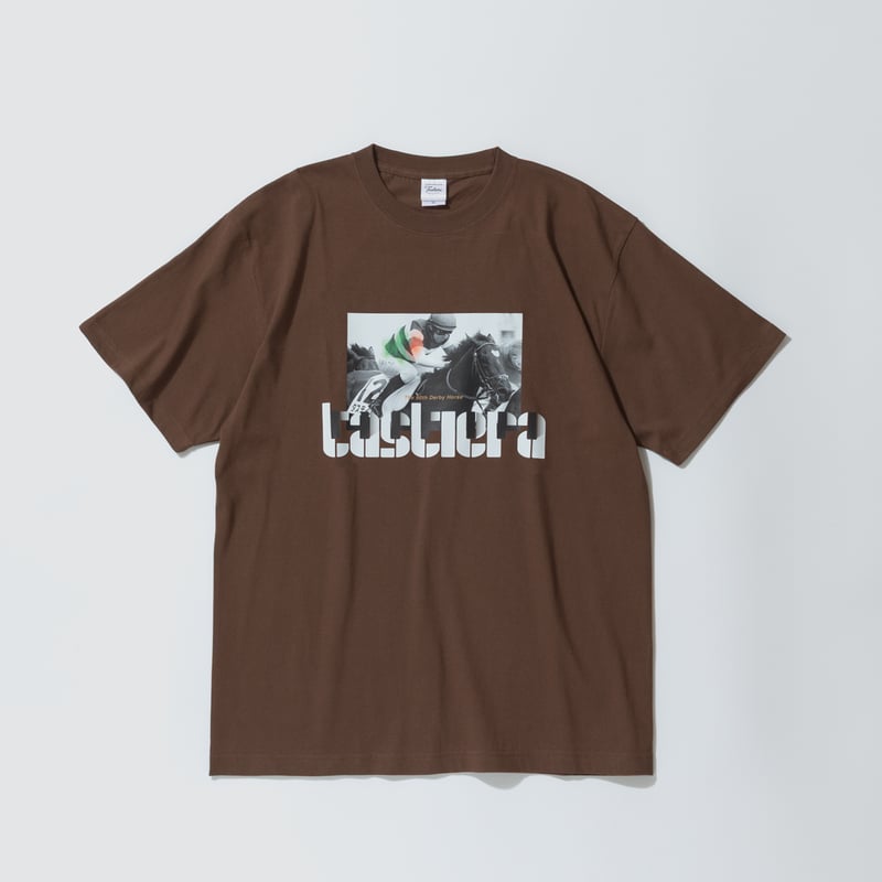 タスティエーラ引退記念 グラフィカルTシャツAパターン（茶/Brown