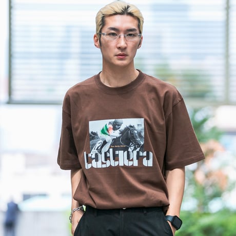タスティエーラ引退記念 グラフィカルTシャツAパターン（茶/Brown）