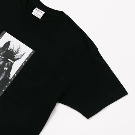 ディープインパクト グラフィカルTシャツBパターン（黒/Black）