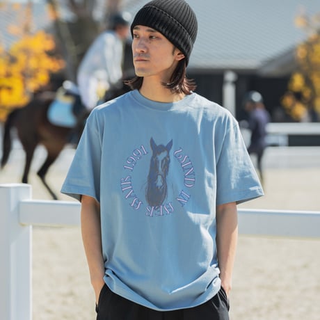 ウインドインハーヘア グラフィカルTシャツBパターン（青/Blue）