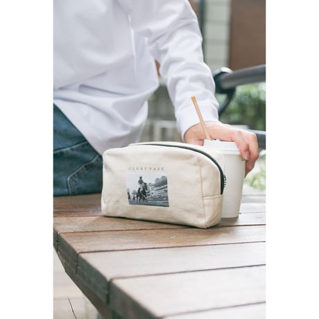 グローリーヴェイズ引退記念グラフィカルミニポーチ（生成り/OFF-WHITE）