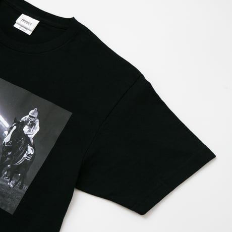 イクイノックス引退記念グラフィカルTシャツCパターン（黒/Black）
