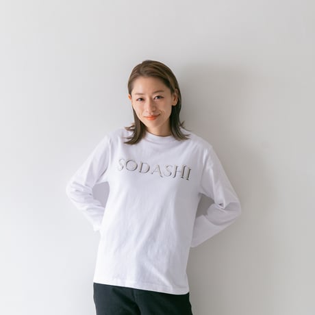 ソダシ引退記念グラフィカルロングスリーブTシャツ（白/White）