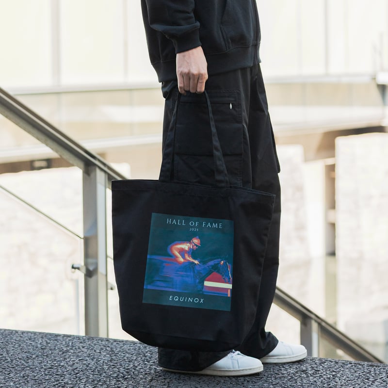 イクイノックス顕彰馬選定記念 グラフィカルトートLサイズ（黒/Black