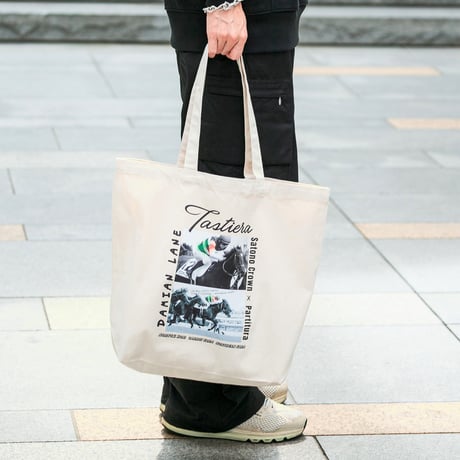 タスティエーラ引退記念 グラフィカルトートLサイズ（生成り/Off White）