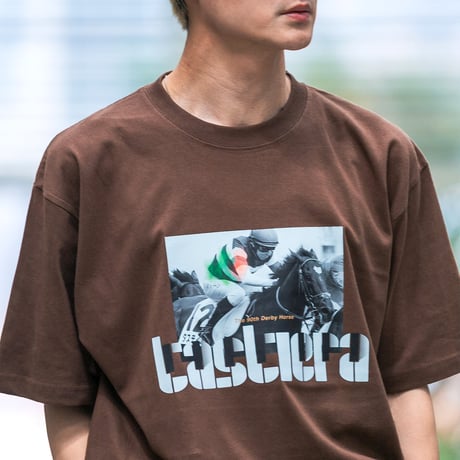 タスティエーラ引退記念 グラフィカルTシャツAパターン（茶/Brown）