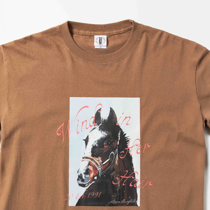 ウインドインハーヘア グラフィカルロングスリーブTシャツ（ベージュ