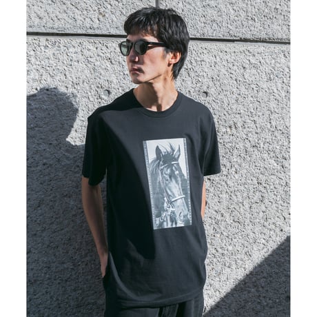 ディープインパクト グラフィカルTシャツBパターン（黒/Black）