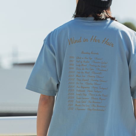 ウインドインハーヘア グラフィカルTシャツBパターン（青/Blue）